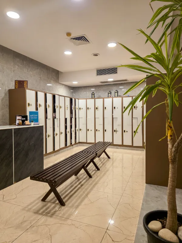 Ahşap bankları olan aydınlık soyunma odası