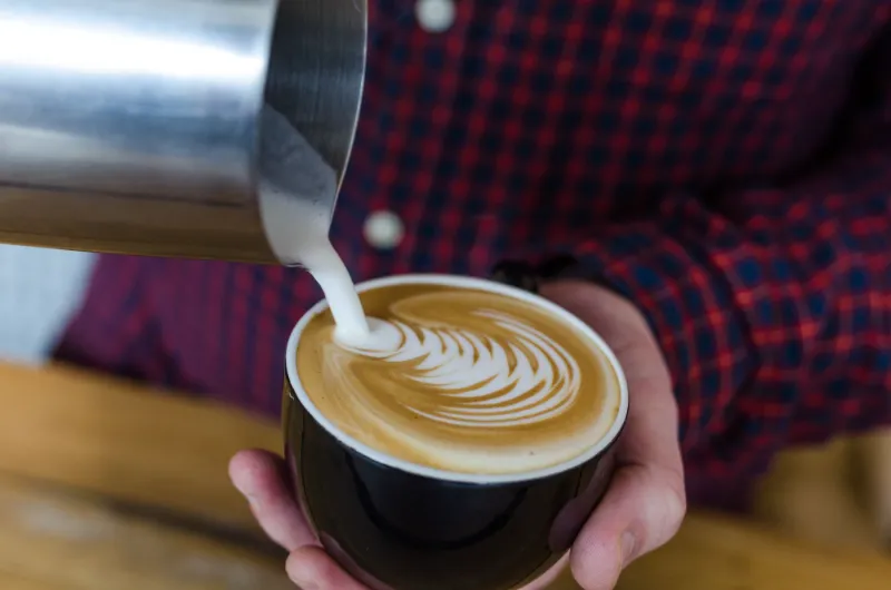 Fincana latte art dökülüyor
