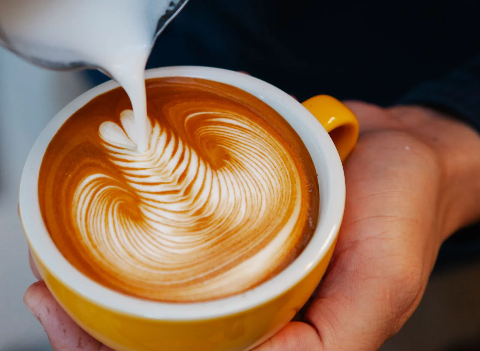 Sarı fincanda latte art